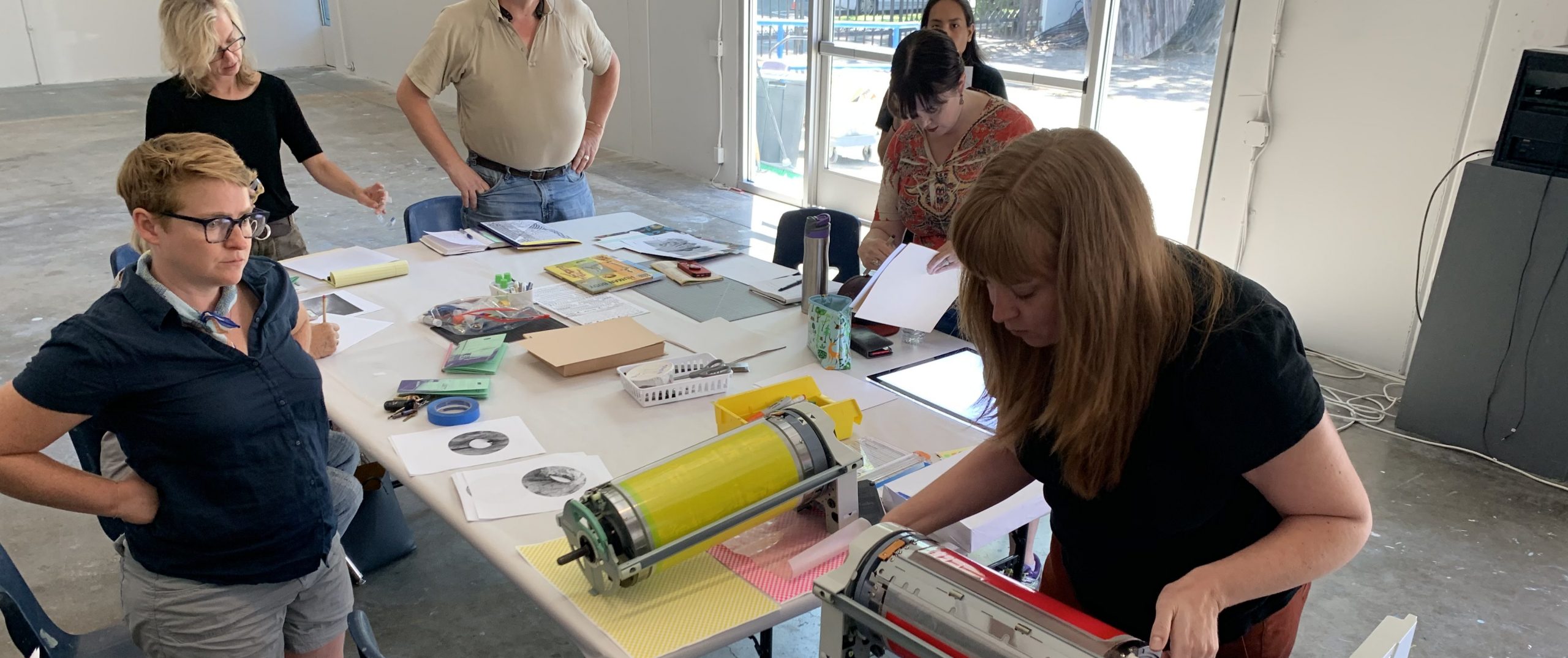Riso Graph class in effect, instructor Amy changes the drums of the riso